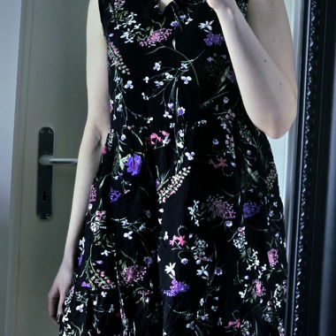 Robe noire à fleurs