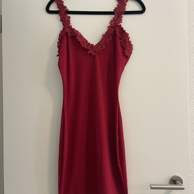 Robe nuisette rouge en dentelle