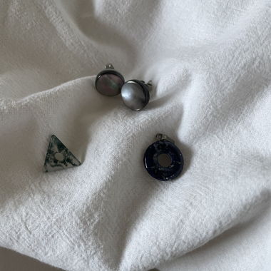 Set di orecchini a bottone con pendenti