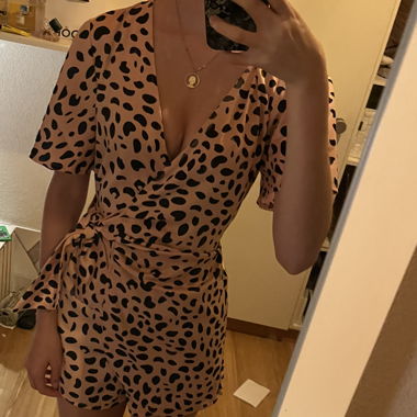 Robe courte rose à pois noirs