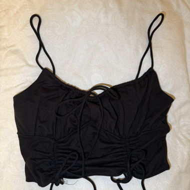 Crop top nero con spalline sottili