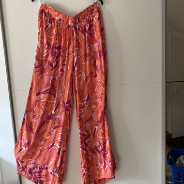 Pantaloni ampi e fluidi stampati