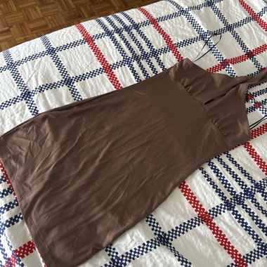 Braunes Kleid mit offenem Rücken