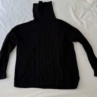 Pull en maille noire à col roulé