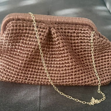 Pochette intrecciata marrone con catena dorata - fatta a mano
