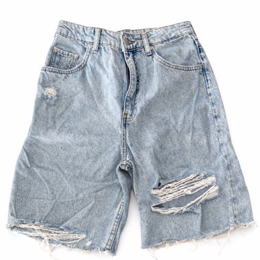 Short in denim strappati H&M – stile di tendenza