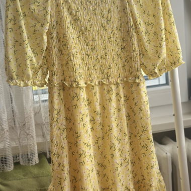 Gelbes Kleid mit Puffärmeln