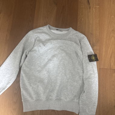 Grauer Sweatshirt-Pullover