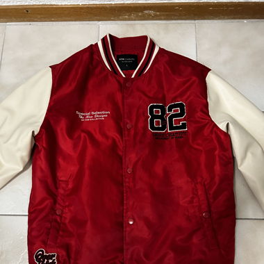 Rote colledge jacke