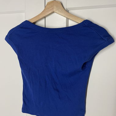 Crop top court côtelé bleu à dos ouvert