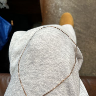 Feine goldfarbene Halskette