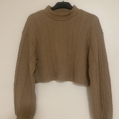 Cropped knitted jumper with cable pattern -Size M