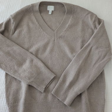 Maglione beige con scollo a V