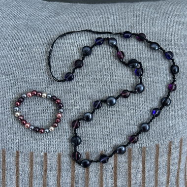 Set aus Perlenarmband und -halskette