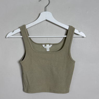 Rippiger Khaki-Top mit breiten Trägern