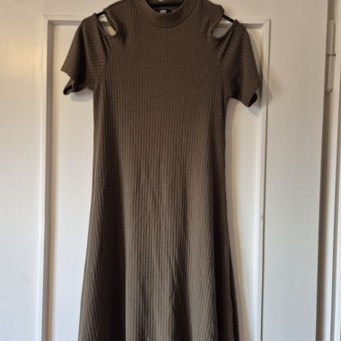 Abito in maglia con cut-out verde oliva S