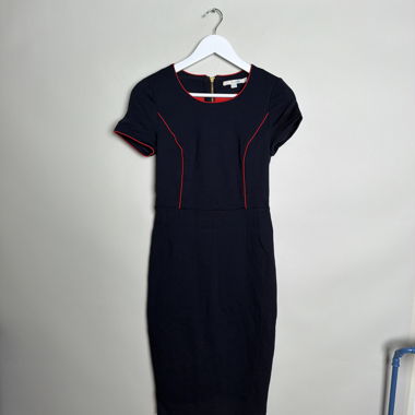 Marineblaue taillierte Kleid