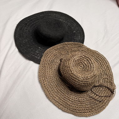 Deux chapeaux en paille