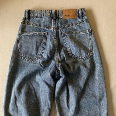 blaue Mom-Jeans