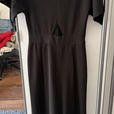 Schwarzer Jumpsuit mit V-Ausschnitt