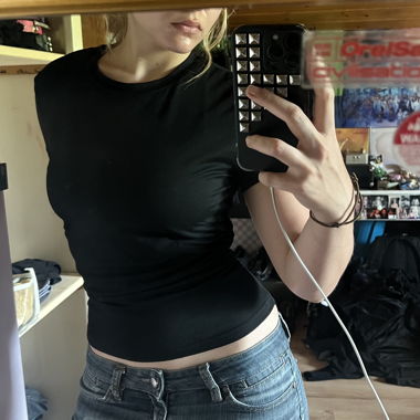 T-shirt noir taille resserrée 