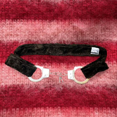 Ceinture d'archives en fausse fourrure à menottes