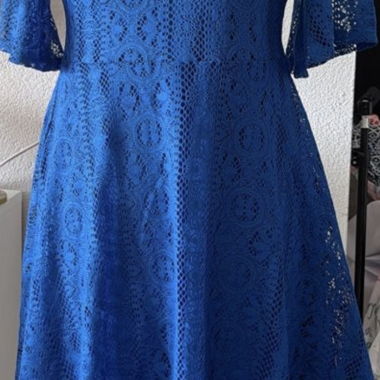 Blaue Spitzenkleid