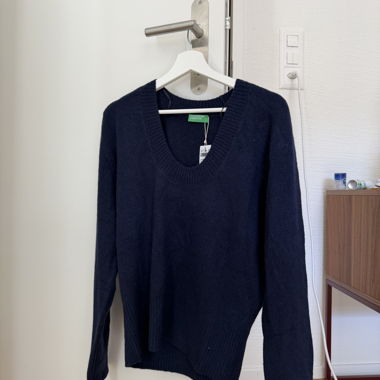 Benetton navy wool blend V-neck sweater S