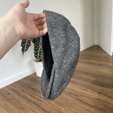 Cappello grigio con un extra