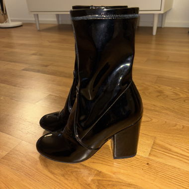 Lackstiefel mit Absatz