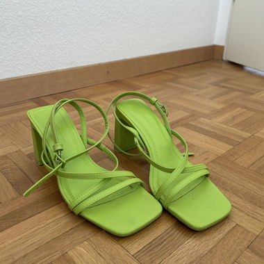 Zitronengrüne Sandalen mit Absatz