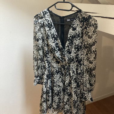 Zara Blumen-Kleid