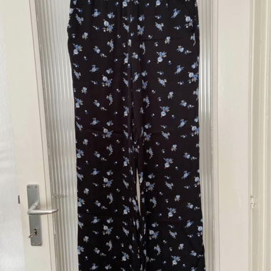 Schwarze Satinhose 32
