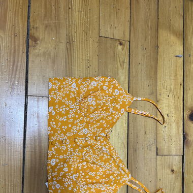 Top orange avec fleur 