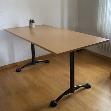 Robuster Holztisch 