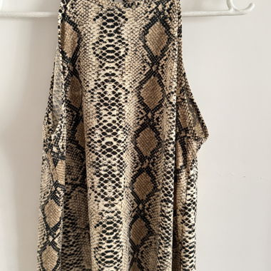 Top halter con stampa serpente