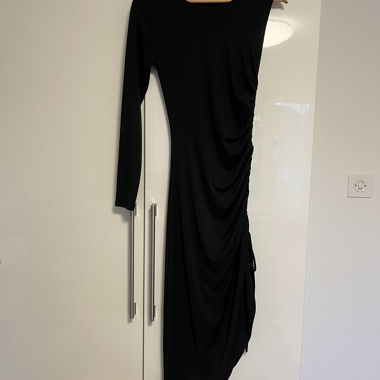Elegantes schwarzes Kleid von Zara