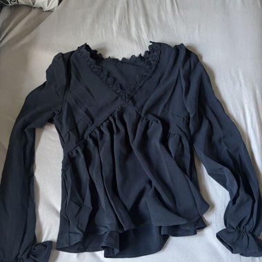 Blaue Bluse mit Spitze