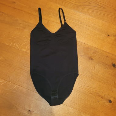 Body nero con bretelle sottili