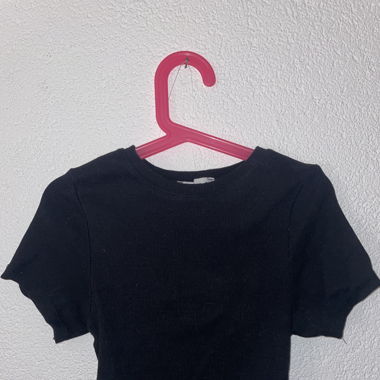 Schwarzes T-Shirt mit Rückenausschnitt