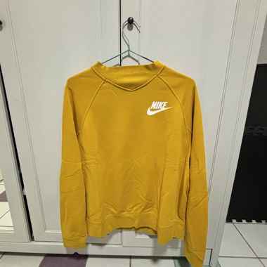 Gelber Langarm-Pullover, V-Ausschnitt mit Nike-Logo