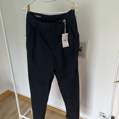 Pantaloni eleganti scuri con righe sottili