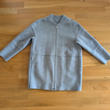 Manteau zippé en laine grise COS