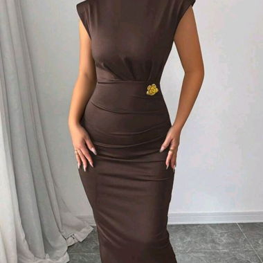 Robe midi brune avec broche