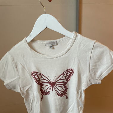 Helles Crop-Top mit Schmetterling