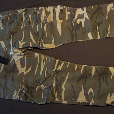 Vintage Wrangler Camo Cargohose mit starker Abnutzung