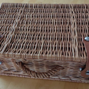 Woven picnic basket / suitcase
