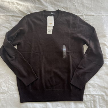 Brand new Uniqlo jumper with tags, made of 100% cashmere.