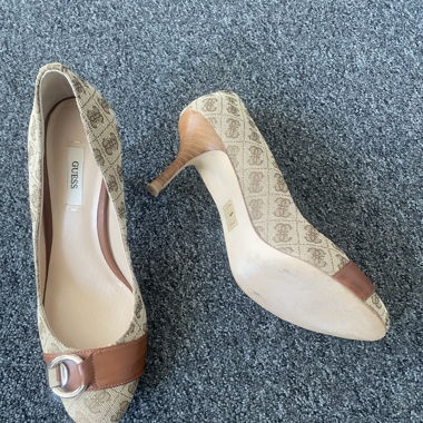 GUESS Logo Pattern Pumps