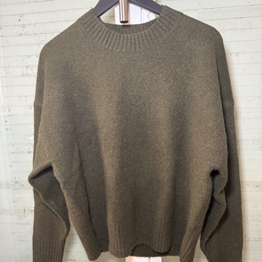 GrünerStrickpullover